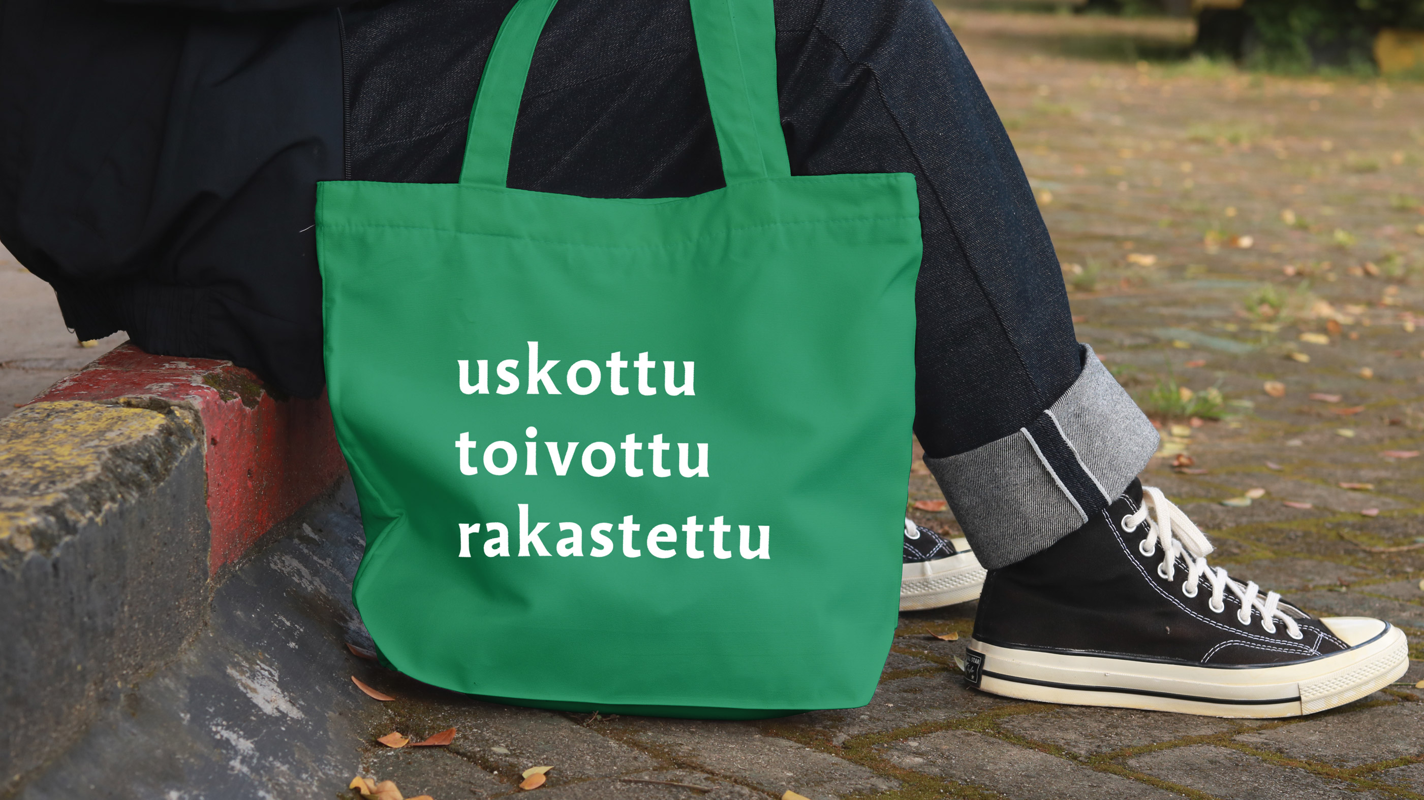 Uskottu, toivottu, rakastettu teksti vihreässä kangaskassissa